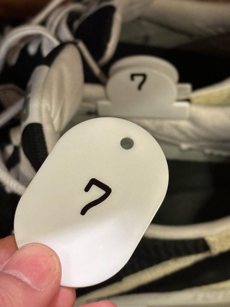 靴クリップと札